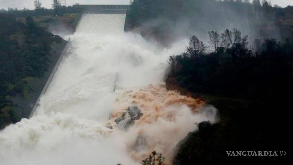 Continúa desalojo y emergencia en California; baja nivel de agua en presa