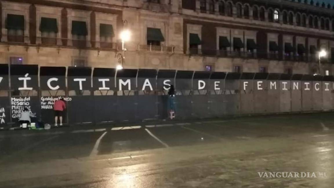 Intervienen feministas las vallas de Palacio Nacional