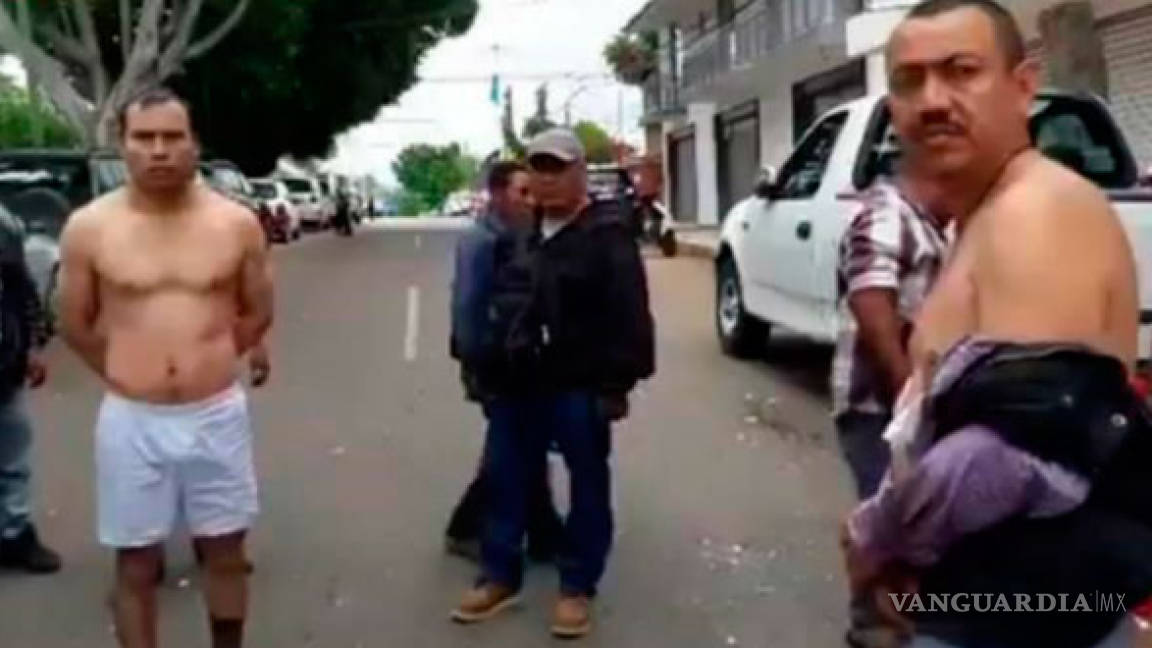 En Oaxaca agreden y desnudan a funcionarios electorales (video)
