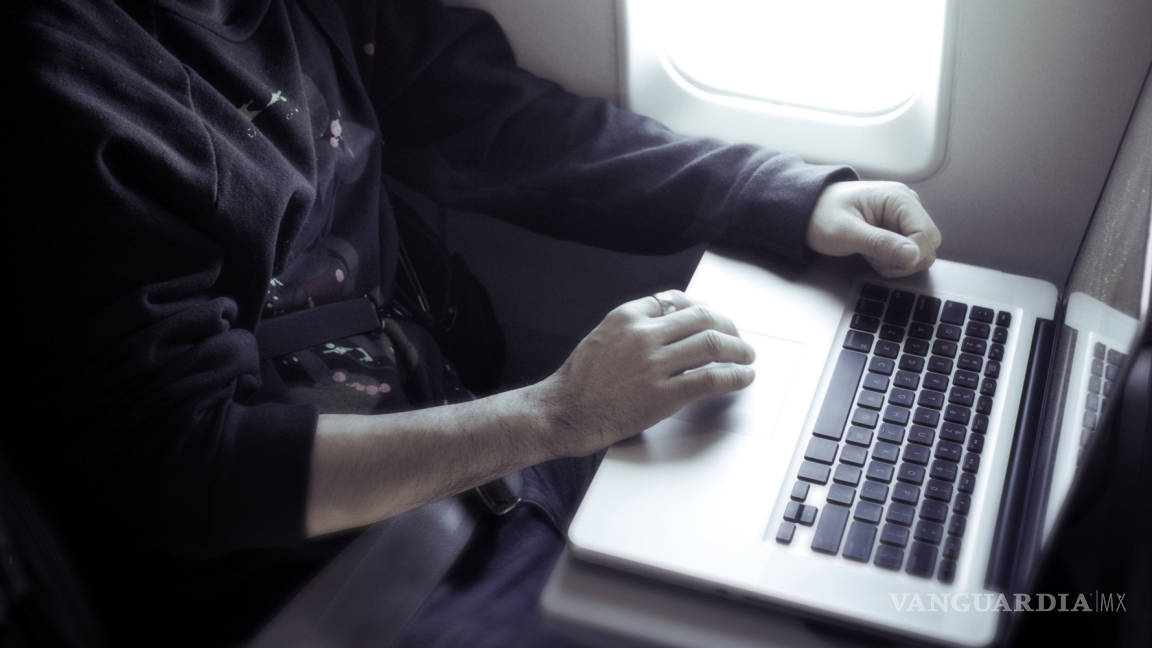 EU analiza prohibir laptops y otros móviles en todos los vuelos