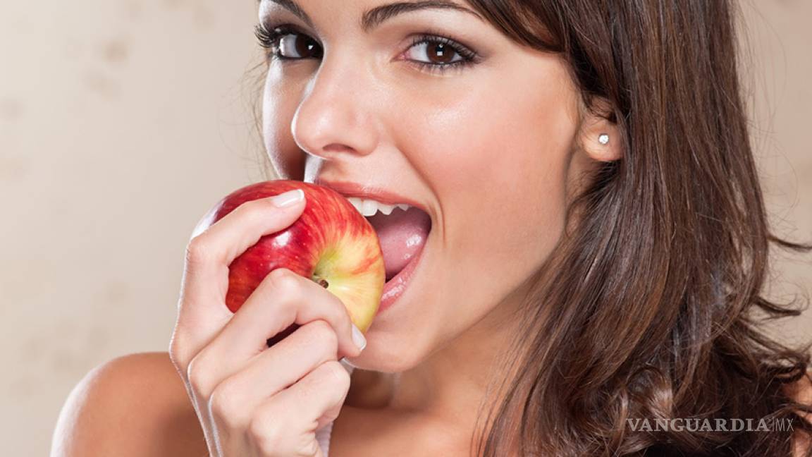 Una mujer mientras más manzanas coma mejor sexo tendrá, asegura estudio
