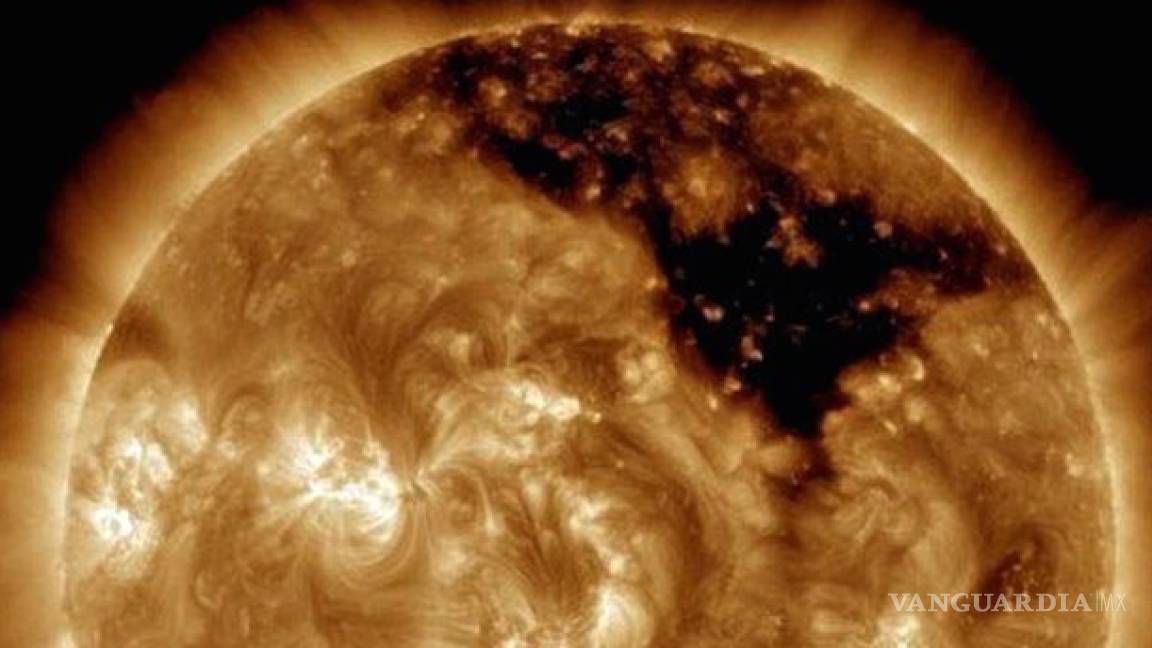Un agujero gigante está creciendo en la superficie del Sol