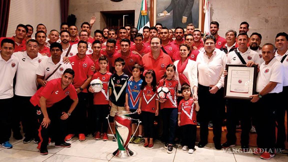 Javier Duarte felicita a Tiburones Rojos por ganar la Copa MX; los recibe en Palacio de Gobierno