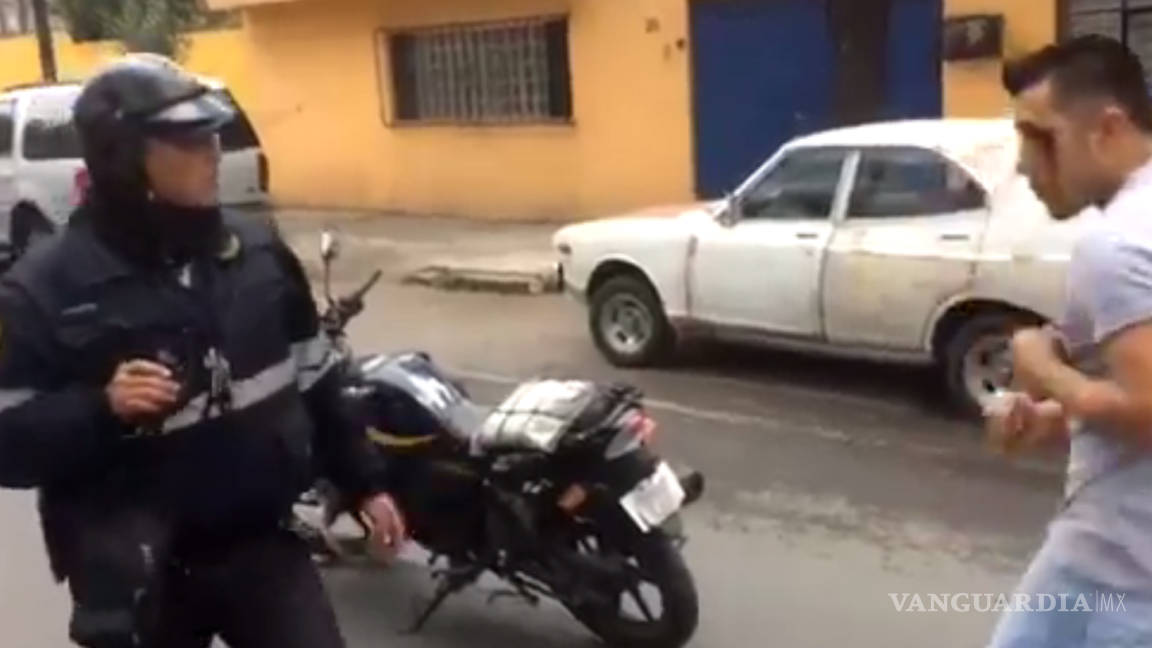 Motociclista golpea a policía en la CDMX (VIDEO)