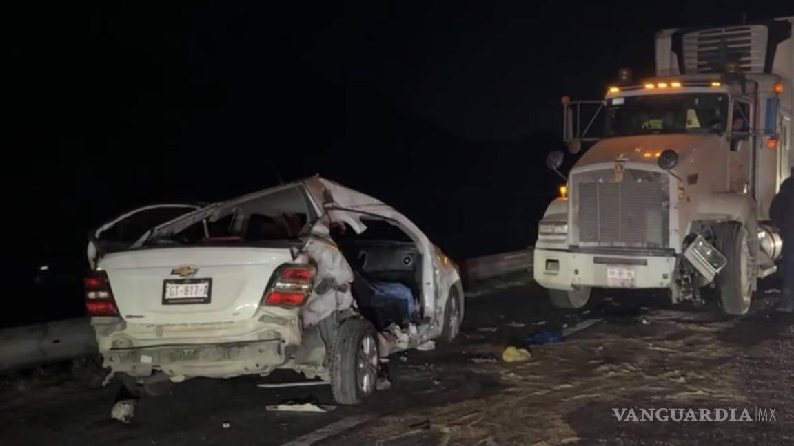 Chocan de frente contra tráiler en la carretera a Torreón; un muerto y tres lesionados de gravedad, entre ellos un menor, el saldo