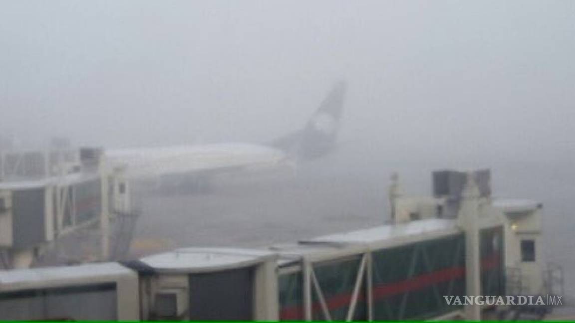 Suspenden aterrizajes y despegues en AICM por banco de niebla