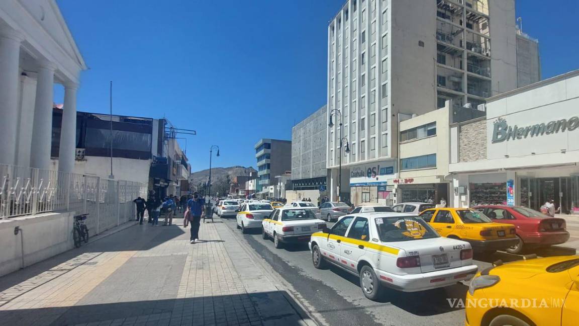 Taxistas cierran calle de Victoria pleno centro de Saltillo; exigen cambios en protocolos del 911 para urgencias viales