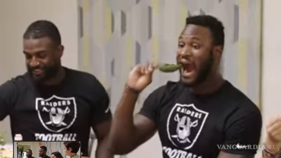 Jugadores de los Raiders prueban chiles 'toreados' y chapulines (video)