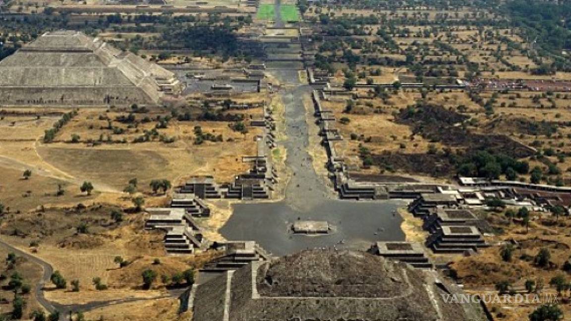 En camino a Ecatepec, Papa sobrevuela pirámides de Teotihuacán