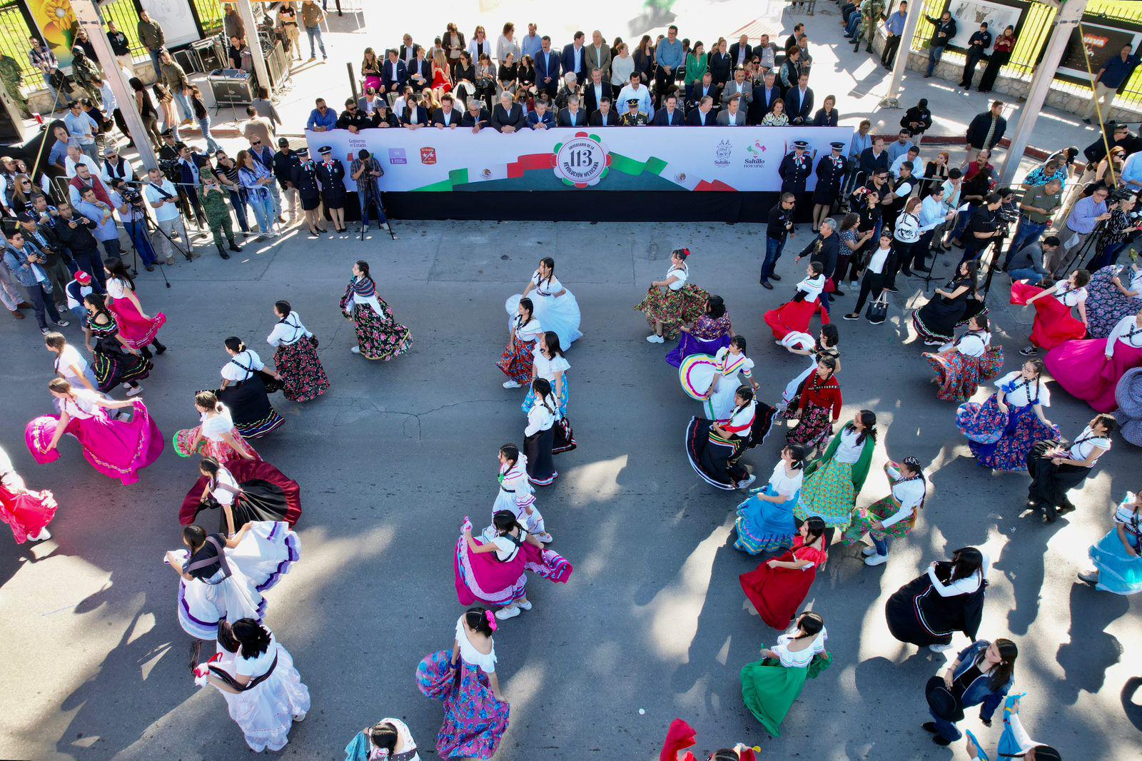 $!La columna del desfile saltillense dio inicio a las festividades conmemorativas del 113 Aniversario de la Revolución Mexicana a las 10:00 horas.