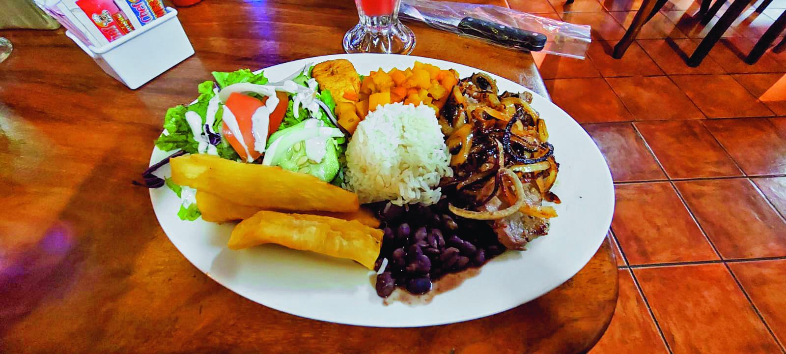 $!“Casado”, platillo típico de Costa Rica. Lleva carne con cebolla caramelizada, arroz, frijoles, plátano, camote y ensalada de lechuga, tomate y pepino.