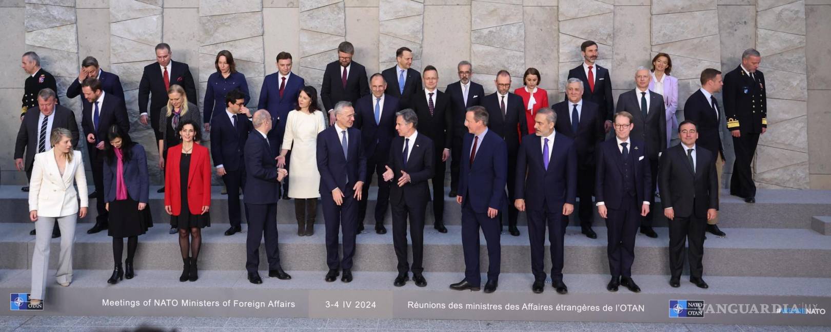 $!Los ministros de Asuntos Exteriores posan durante una reunión de ministros de Asuntos Exteriores de la Organización del Tratado del Atlántico Norte en Bruselas.