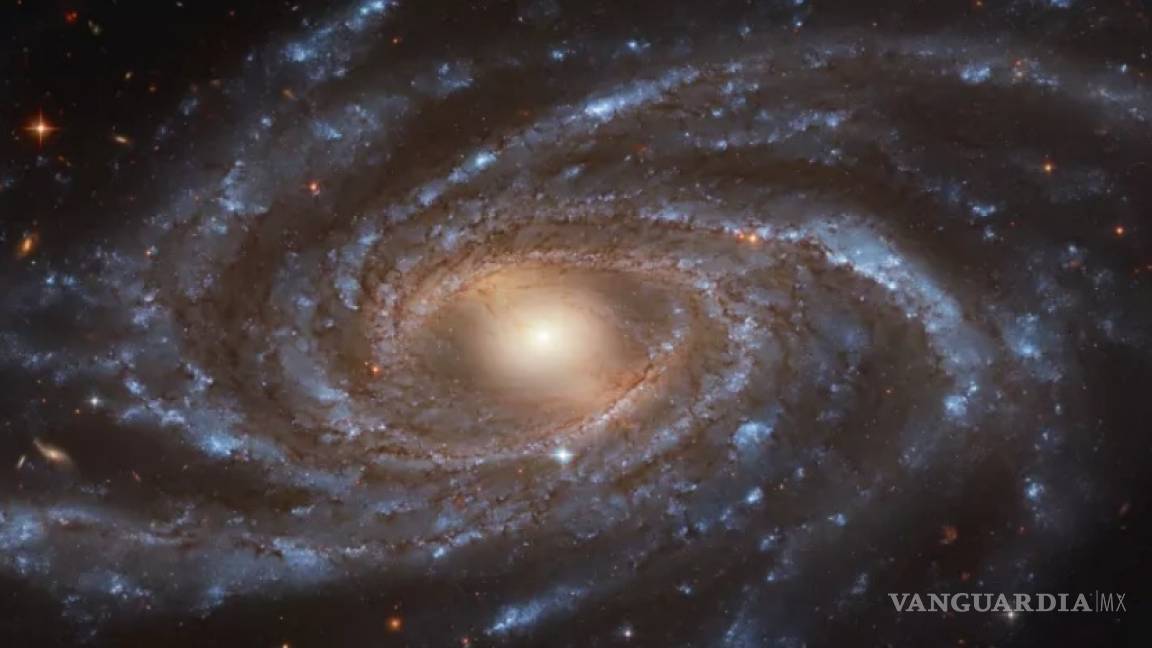 Impresionante imagen del Hubble que muestra una gran galaxia llena de estrellas azules