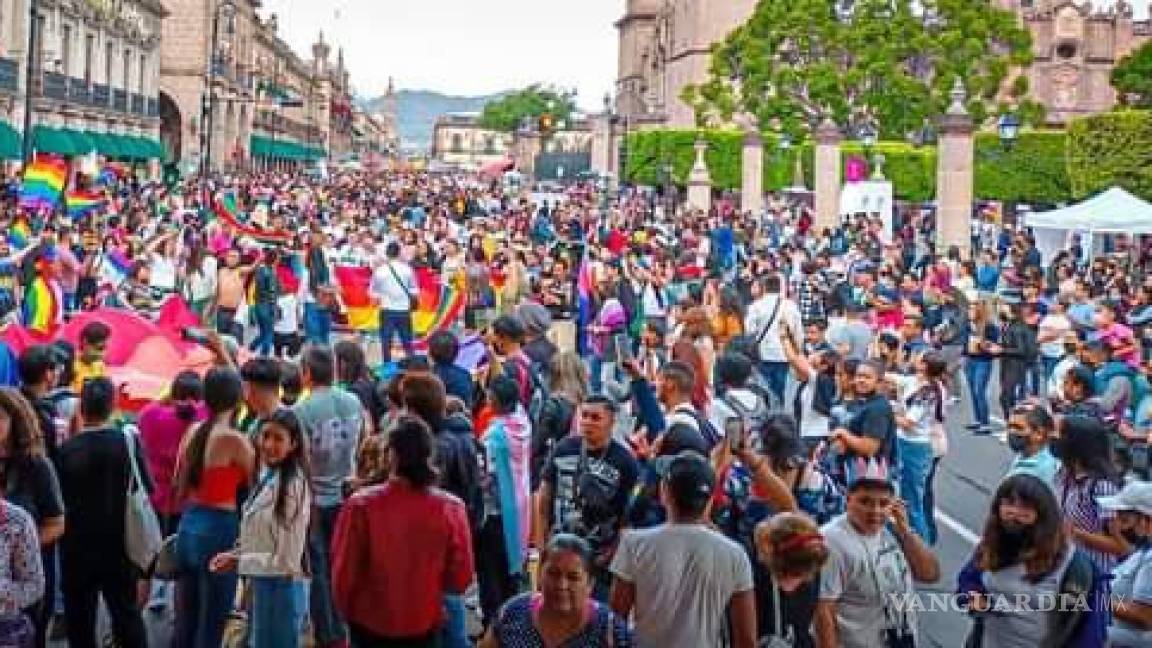 $!Alrededor de 20 mil personas marcharon por los derechos LGBT en Michoacán