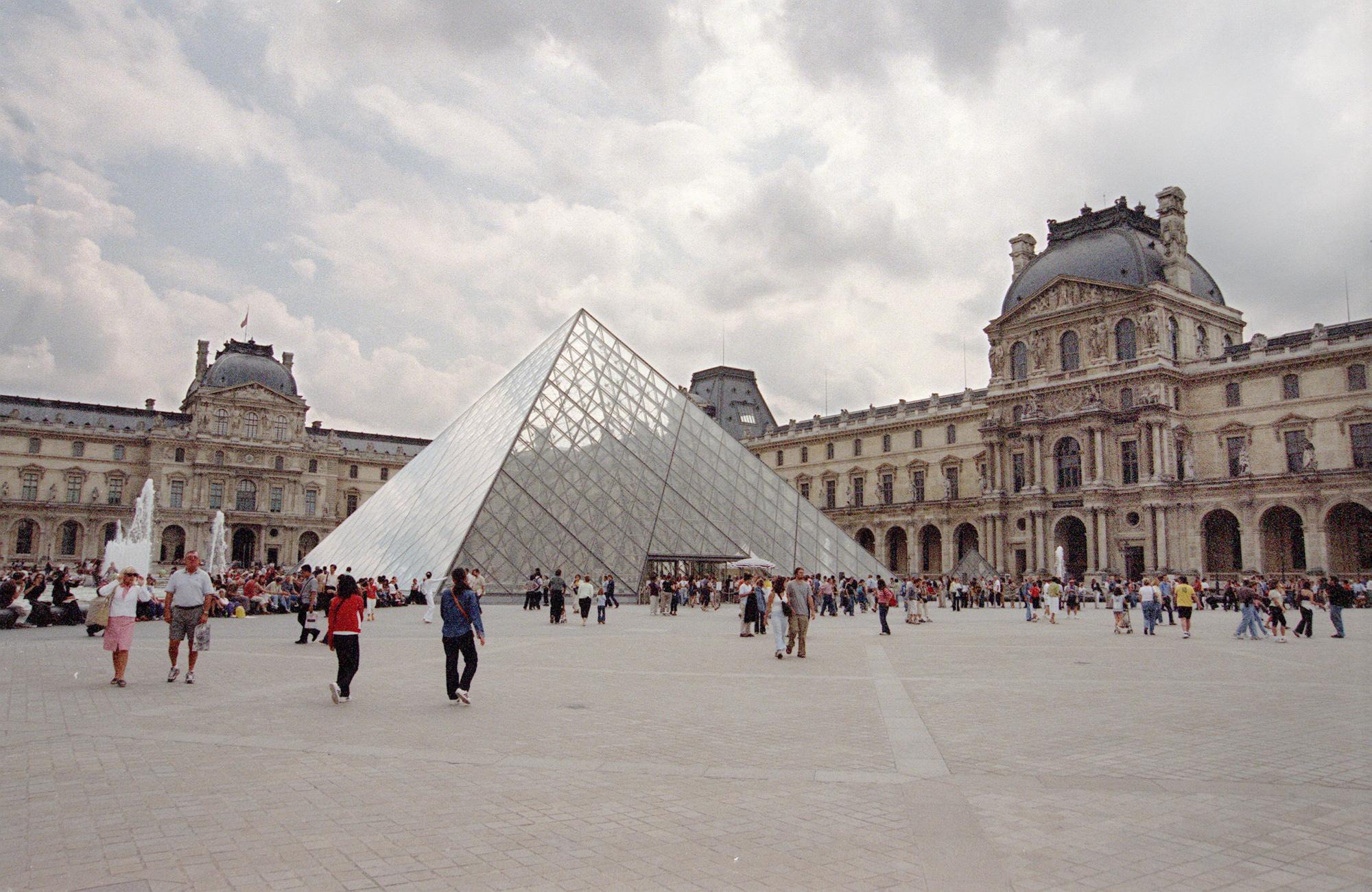 $!Vista general del museo del Louvre con la pirámide de cristal, en París. EFE/JAVIER LIZON