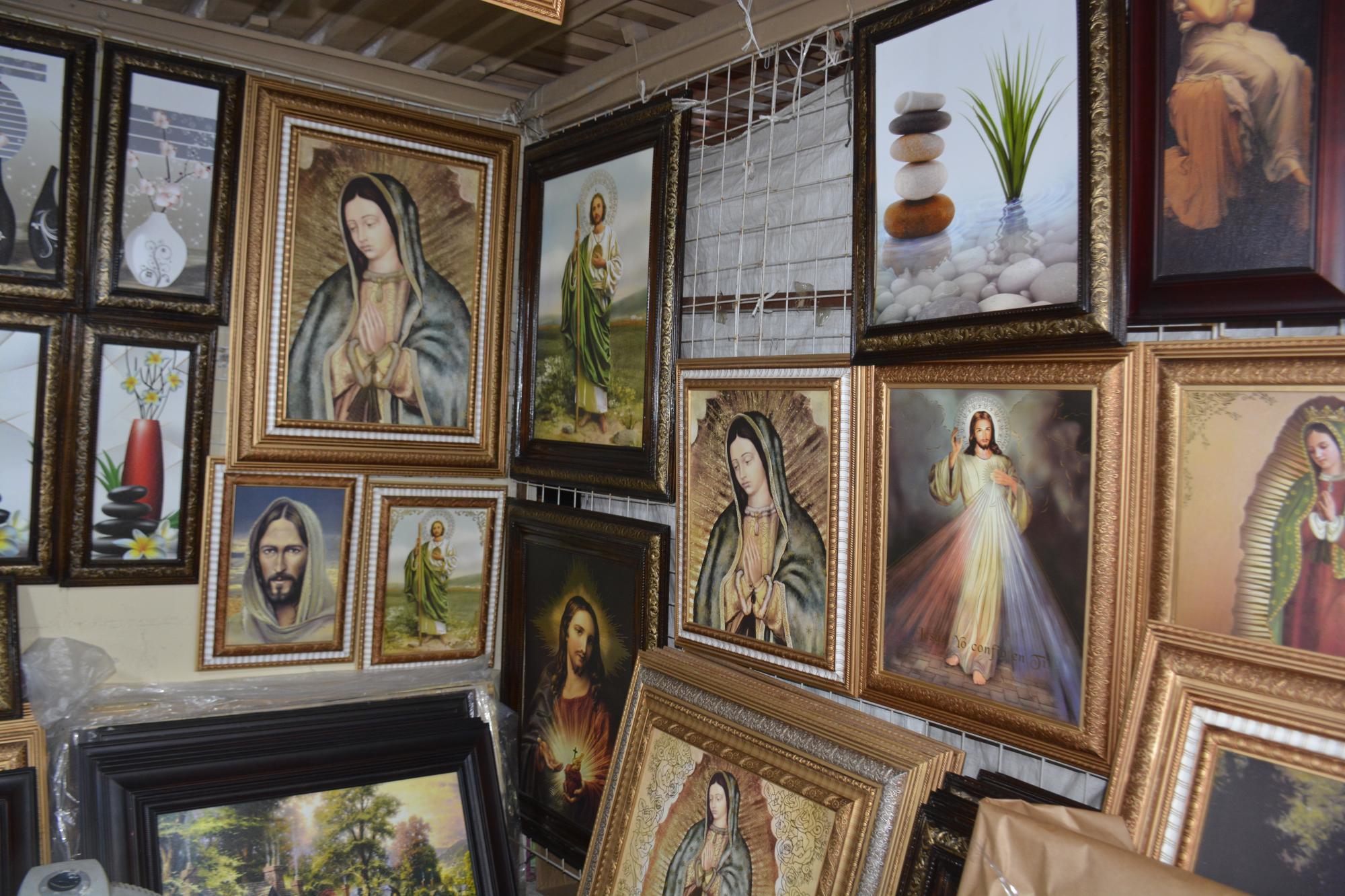 $!Uno de los puestos más conocidos es el que ofrece cuadros con paisajes e imágenes religiosas.