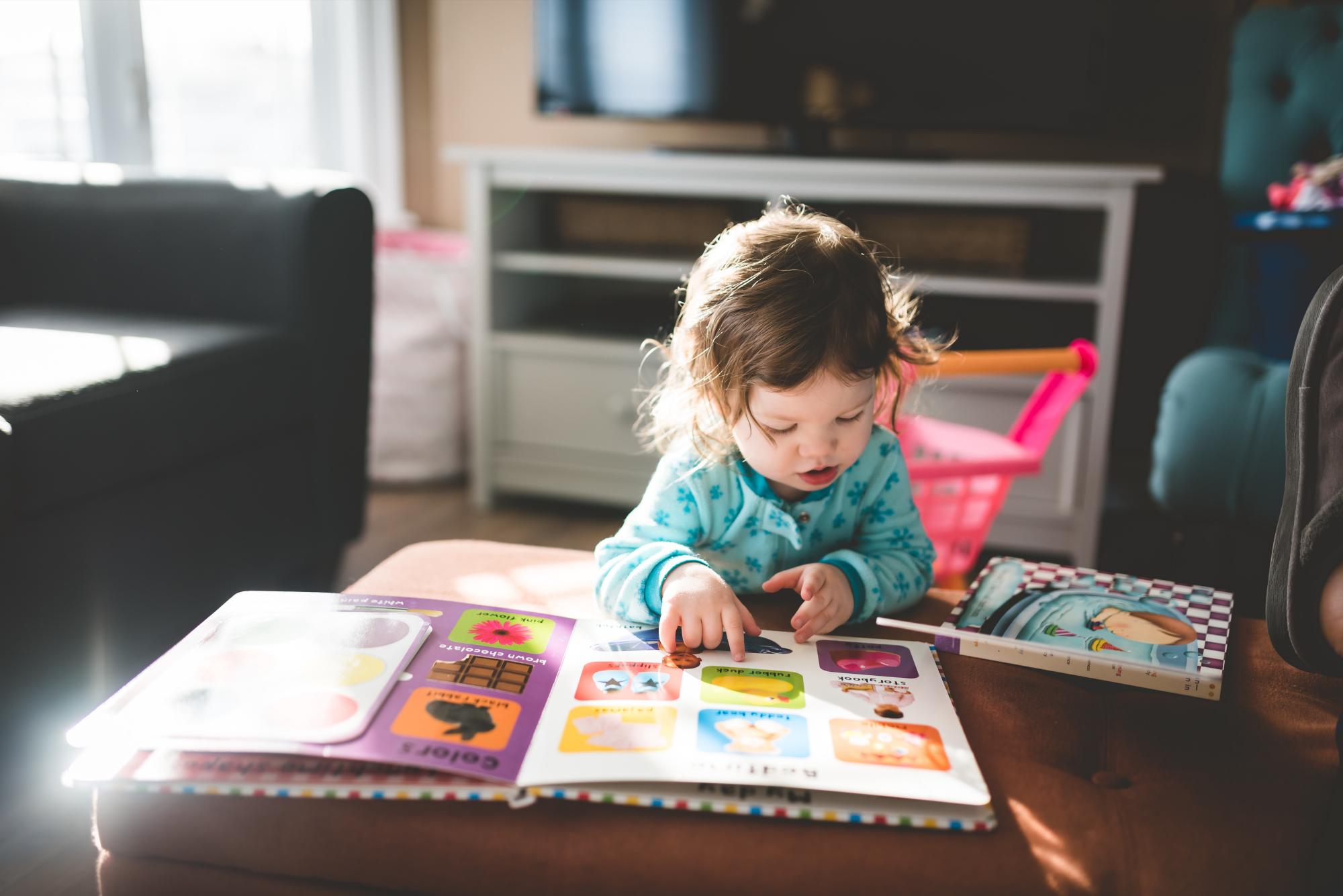 $!En lugar de tablets o smartphones, los bebés pueden utilizar libros con colores vibrantes y texturas para estimularlos.