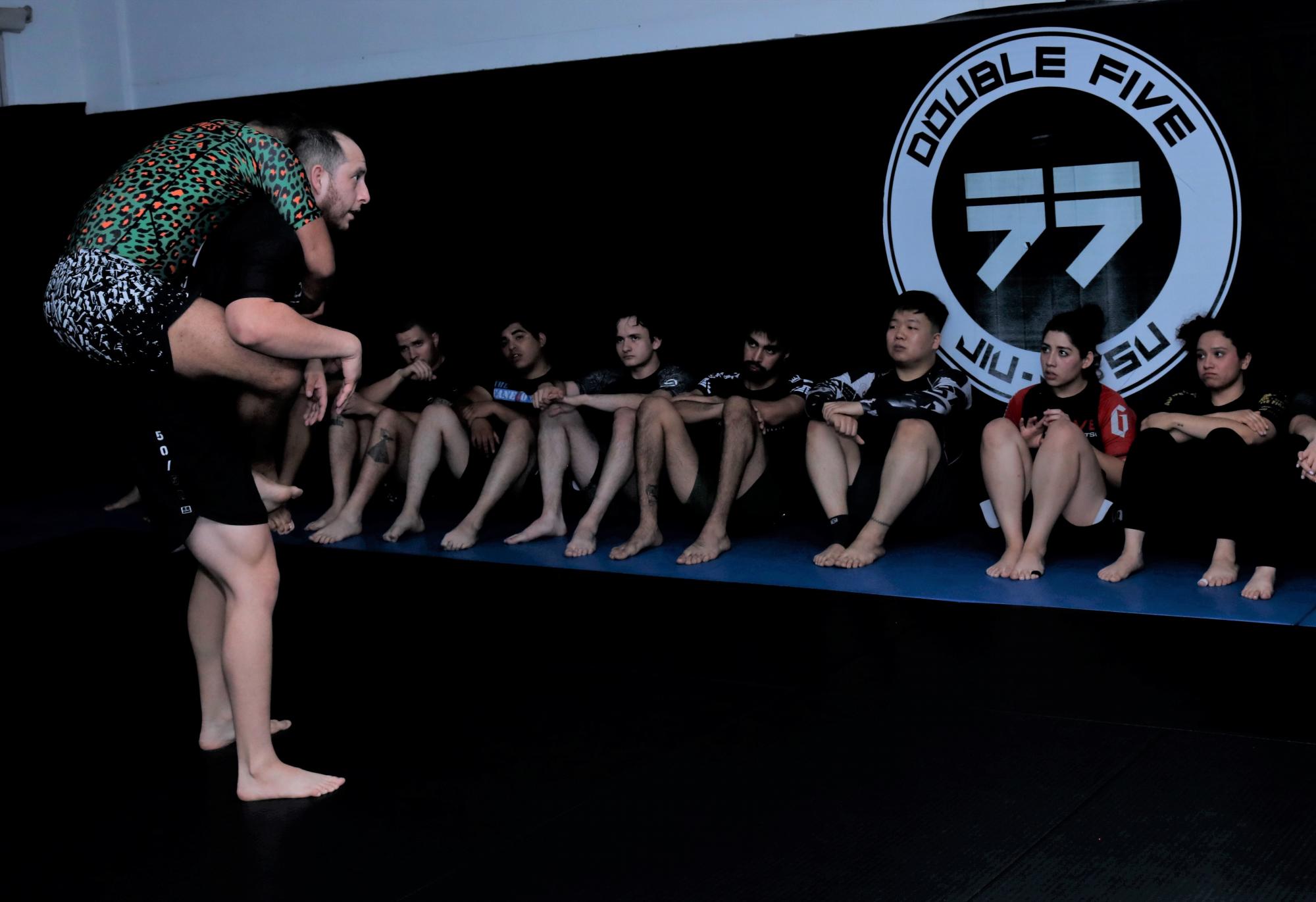 $!La formación en este arte marcial tiene rigor y cuidado. Por eso en la jiu-jitsu Delta Fighting Academy, Alejandro López, el coah, cuenta con más de 13 años de experiencia y se mantiene activo.