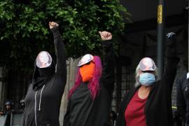 Mujeres integrantes de colectivas feministas, se manifestaron para exigir la liberación de las presas políticas Karla y Magda, quienes fueron detenidas el pasado 15 de abril en las instalaciones de la CNDH.