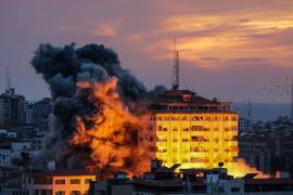 El humo se eleva después de que aviones de combate israelíes atacaran la torre Palestina en la ciudad de Gaza.