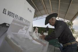 Ciudadanos asisten a votar en las elecciones del estado de Coahuila y Estado de México.