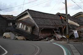 Una serie de poderosos terremotos que azotaron el oeste de Japón dejaron al menos 55 muertos y dañaron miles de edificios, vehículos y embarcaciones.