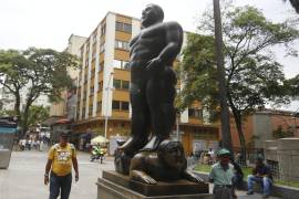 Escultura del artista colombiano Fernando Botero en la Plaza Botero, en Medellín, Colombia.