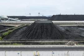 Montones de carbón almacenados en la central térmica de Jera en Hekinan, Japón. Japón asegura que al mezclar amoníaco con carbón en sus calderas, puede hacer que el carbón sea menos dañino para el planeta.