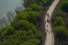 Indocumentados cruzan la frontera México-EU