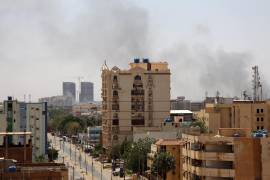 Gobiernos extranjeros evacuaron a diplomáticos, personal y otras personas atrapadas en Sudán el domingo, entre los conflictos de los grupos rivales.
