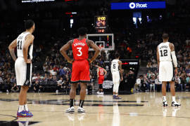 Juego de Raptors y Spurs se detiene en homenaje a Kobe y en redes se burlan de Tigres