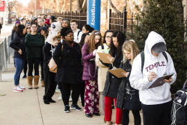 Vacunan alumnos de universidad de Filadelfia por paperas