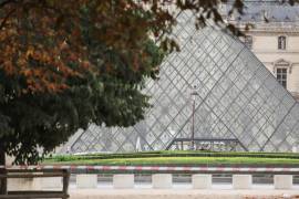 Vista del Museo del Louvre cerrado en París, Francia, 14 de octubre de 2023. El Louvre y otros lugares turísticos fueron evacuados en París tras una amenaza de bomba.
