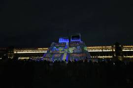 MEX9084. CIUDAD DE MÉXICO (MÉXICO), 13/08/2021.- Vista general del encendido de luces que iluminan hoy el Zócalo del Centro Histórico de la Ciudad de México (México). Un modelo del Teocalli Templo Mayor que mide entre 11 y 14 metros de altura y una imagen iluminada de Quetzalcóatl son los protagonistas de la conmemoración de los 500 años de la resistencia indígena del 13 de agosto de 1521. EFE/ Sáshenka Gutiérrez