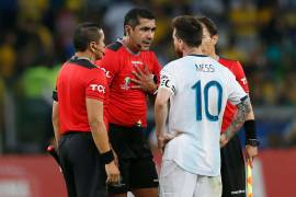 Acepta árbitro que VAR no lo llamó en Argentina vs Brasil