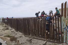 Un grupo de migrantes venezolanos y centro americanos, cruzaron por el cerco que divide México y Estados Unidos por el área de la playa en la ciudad de Tijuana.