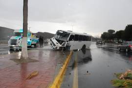 Transporte de personal sufre accidente en la Monterrey-Saltillo