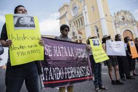 Periodistas protestan contra el asesinato de su llega Maria Elena Ferral en la Plaza Lerdo en Xalapa, en el estado de Veracruz, México, el primero de abril del 2020 .