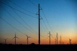 Turbinas eólicas y líneas de transmisión de energía cerca de Sweetwater, Texas, el 20 de abril de 2021.