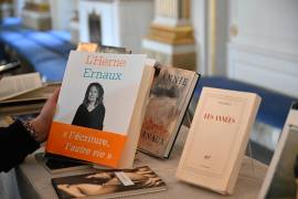 Los libros de la autora francesa Annie Ernaux se muestran en una mesa durante el anuncio del Premio Nobel de Literatura 2022 en Borshuset en Estocolmo, Suecia.