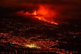 Erupción volcánica en El Paso (La Palma, Canarias), después de que el complejo de la Cumbre Vieja acumulara miles de terremotos en la última semana. EFE/Miguel Calero