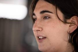A sus 25 años, la estudiante chilena Emilia Schneider, elegida este domingo como la primera diputada transgénero de la historia del país. EFE/Alberto Valdés