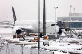Aviones de Lufthansa y otras compañías ya no pudieron despegar al quedar congelados por las fuertes nevadas en la región de Baviera.