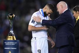El presidente de la FIFA, Gianni Infantino, entrega la medalla de campeón a Karim Benzema del Real Madrid tras la final del Mundial de Clubes en Rabat.