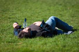 El ingerir alcohol en exceso nos puede provocar dolor de cabeza, fatiga, náuseas, dolor de estómago.