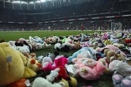 Miles de peluches fueron donados por los aficionados que los arrojaron a la cancha de futbol.