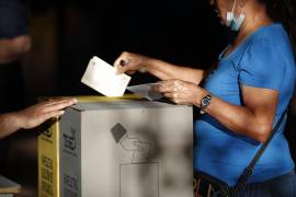 Los centros de votación abrieron este domingo sus puertas en El Salvador para la celebración de las elecciones presidenciales y legislativas, en las que el actual presidente del país, Nayib Bukele, busca la reelección para un segundo mandato consecutivo y figura como gran favorito.