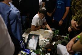 Familiares de militares israelíes muertos en la Franja de Gaza visitan el cementerio del Monte Herzl en Jerusalén.