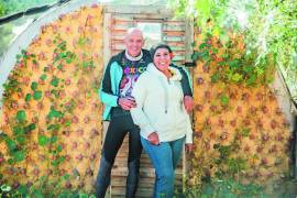 Andreas Froese y Silvia Rentería frente a su casa en Jame, en la Sierra de Arteaga. Foto: