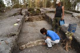 Melina García, una miembro del equipo de investigadores, mientras excava en la parte central de Aguada Fenix en el sur de México, el monumento de la cultura maya más grande y antiguo jamás descubierto. EFE/UArizona/Takeshi Inomata